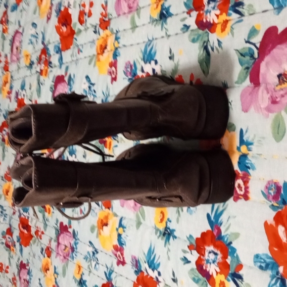 Boots - Picture 3 of 9